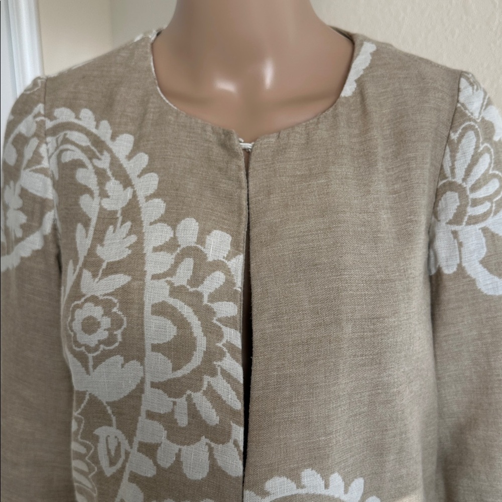 Versatile CHICO’S Linen Beige and White Floral Tunic, Blazer, or Jacket, Size 0. - Picture 2 of 13